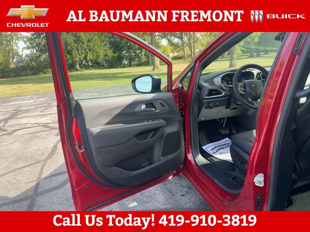 New 2026 Chrysler Pacifica SELECT Passenger Van