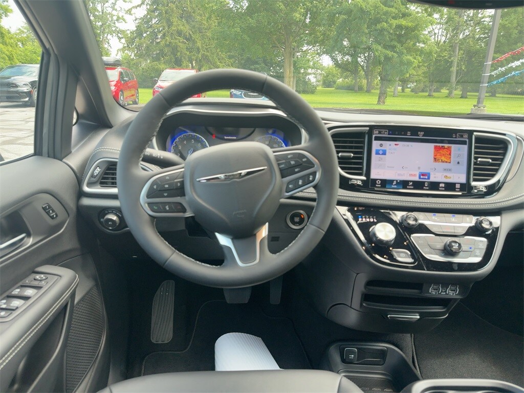 2025 Chrysler Pacifica photo 3