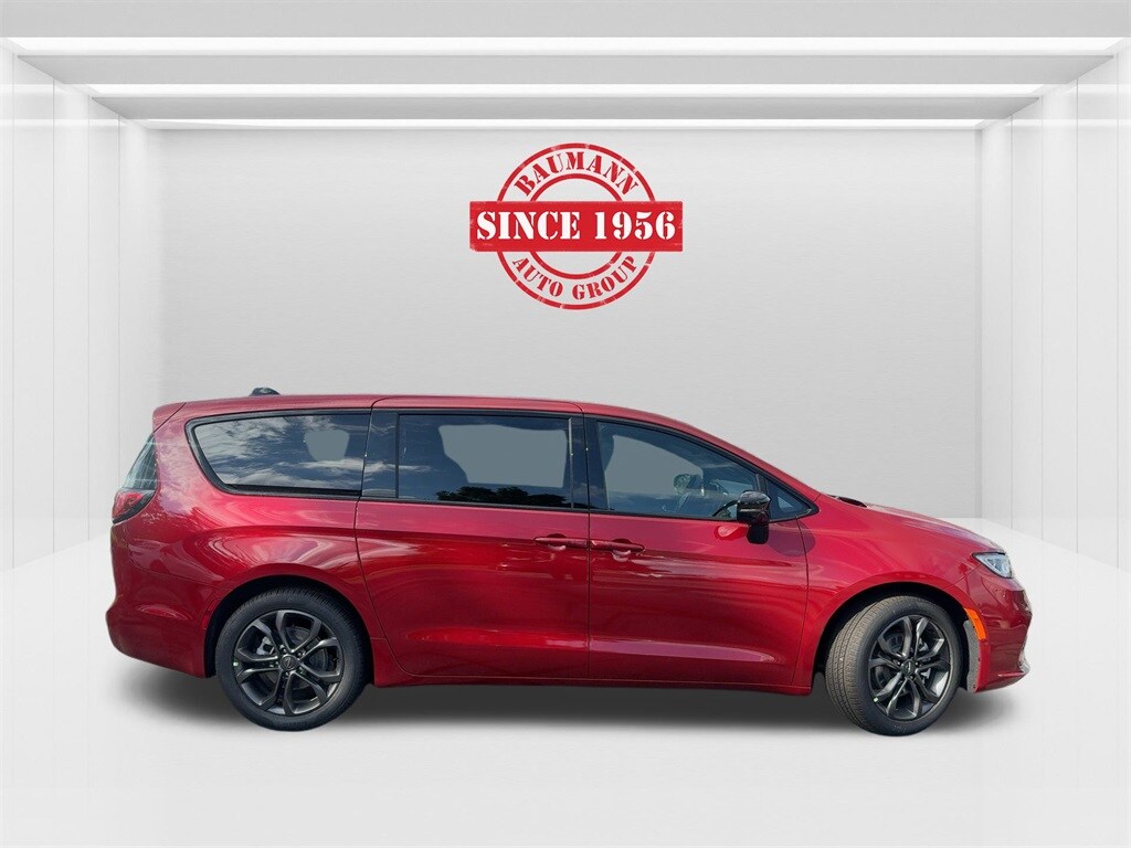 2026 Chrysler Pacifica photo 4