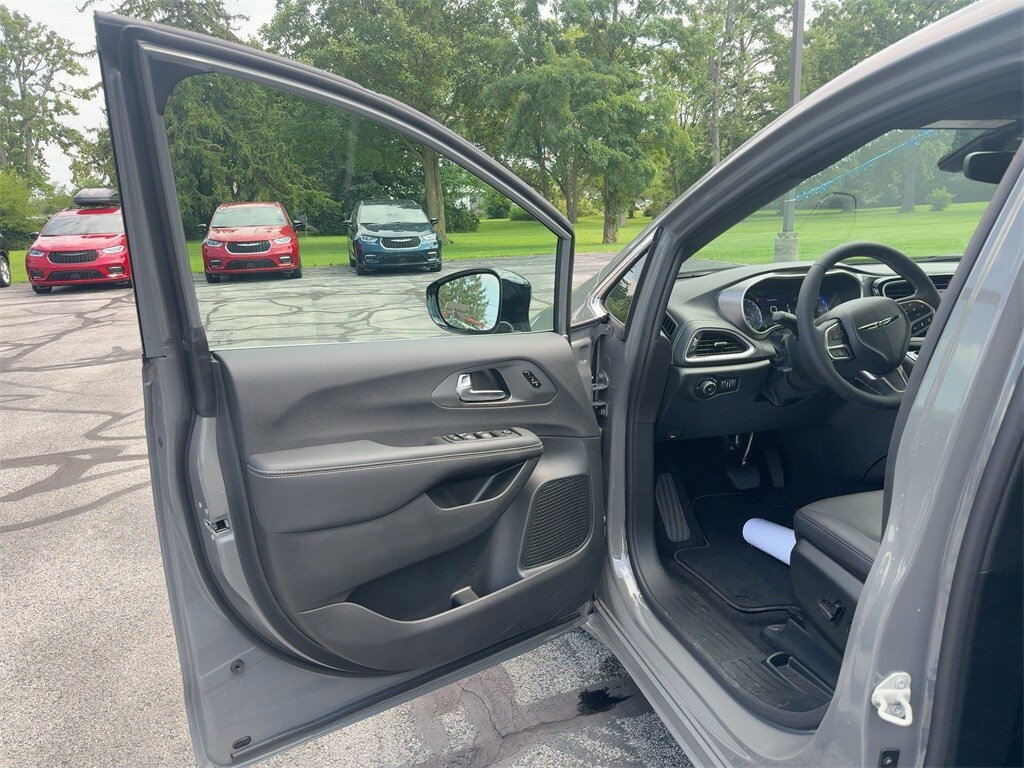2025 Chrysler Pacifica photo 2