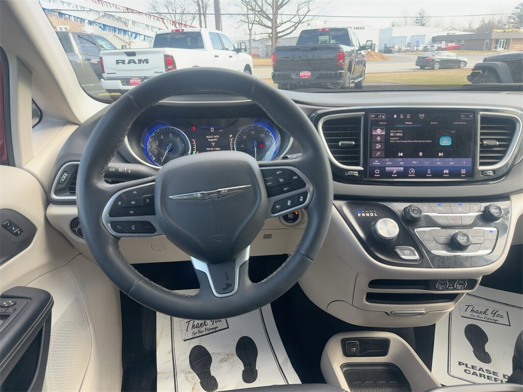 Used 2023 Chrysler Pacifica Touring L Minivan/Van