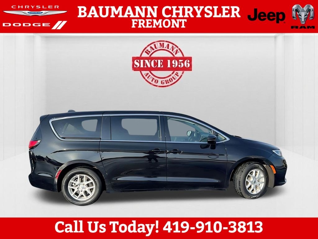 Used 2024 Chrysler Pacifica Touring L Minivan/Van