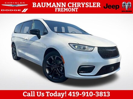 Featured 2026 Chrysler Pacifica SELECT Passenger Van for sale in Fremont, OH