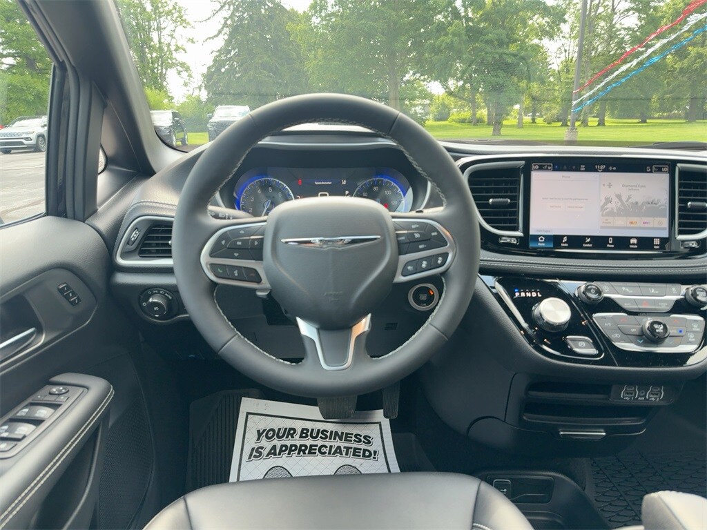 2025 Chrysler Pacifica photo 2