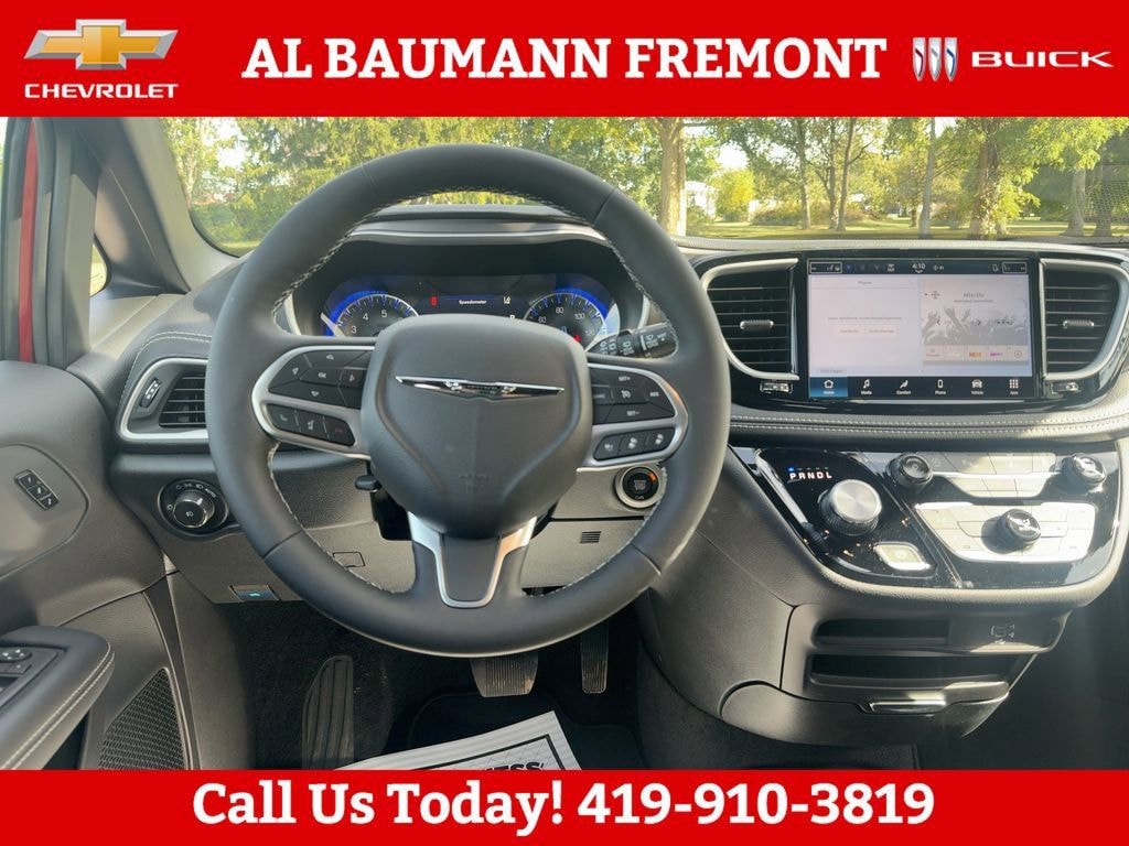 New 2026 Chrysler Pacifica SELECT Passenger Van