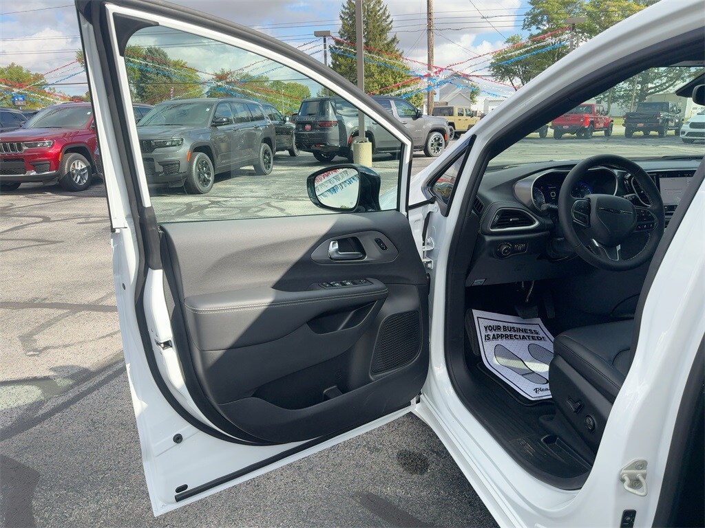 2026 Chrysler Pacifica photo 2