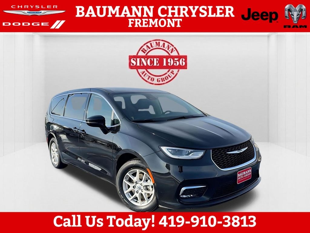 Used 2024 Chrysler Pacifica Touring L Minivan/Van