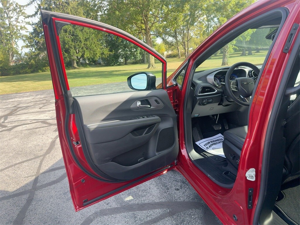 2026 Chrysler Pacifica photo 2