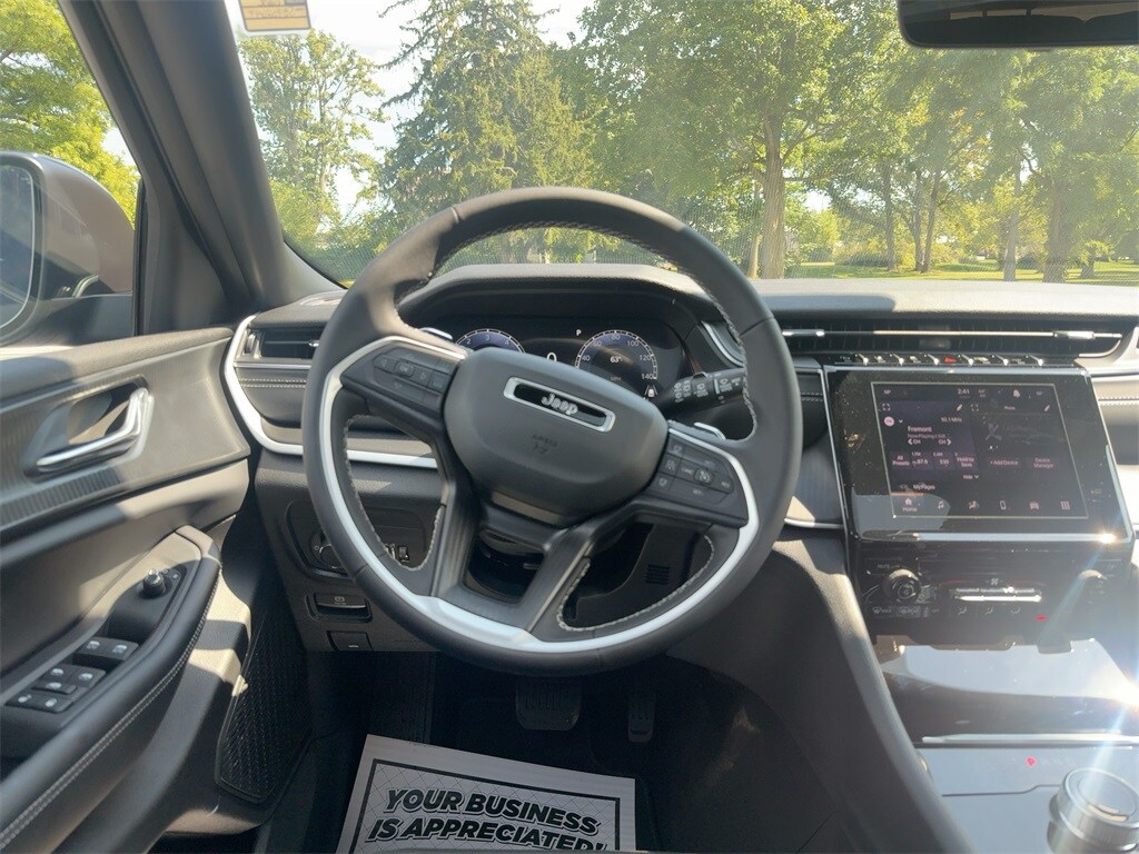 2025 Jeep Grand Cherokee Laredo photo 2