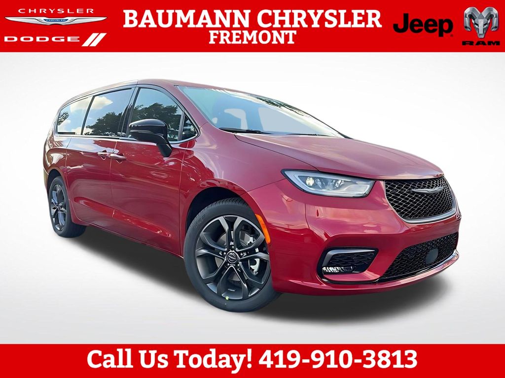 2026 Chrysler Pacifica Select's photo