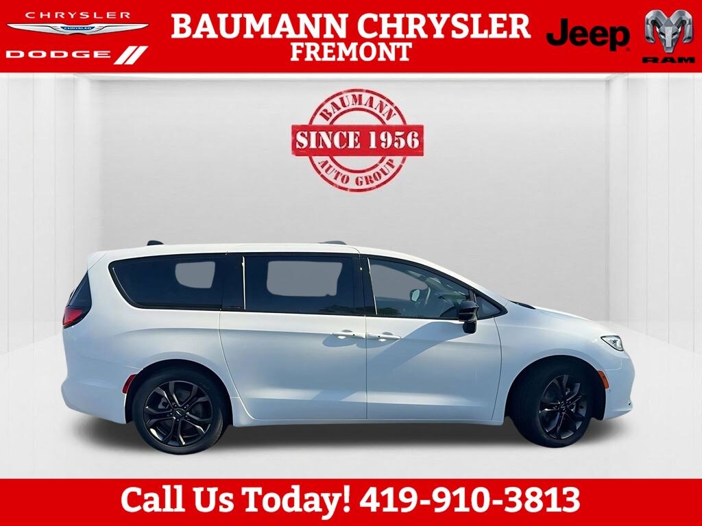 New 2026 Chrysler Pacifica SELECT Passenger Van