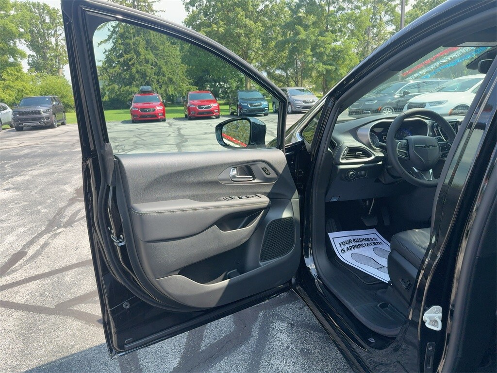2026 Chrysler Pacifica photo 2