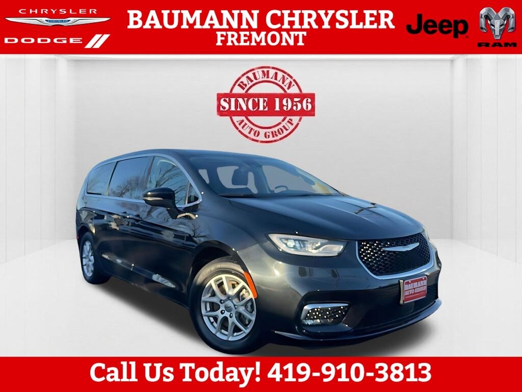 Used 2023 Chrysler Pacifica Touring L Minivan/Van
