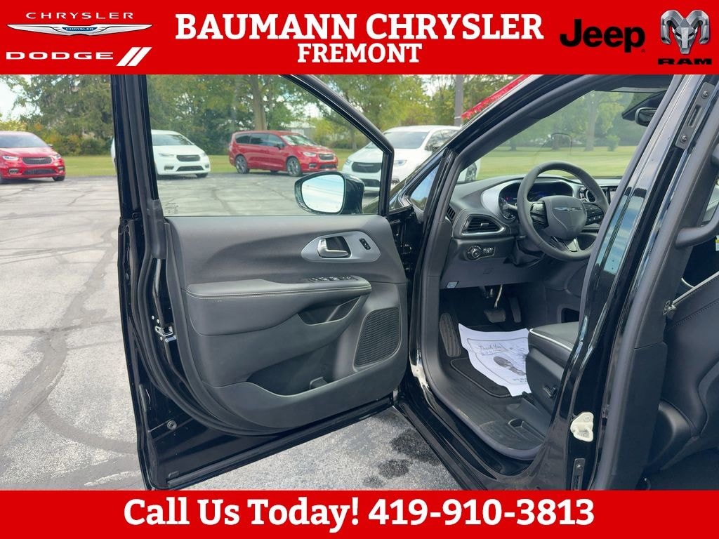 New 2026 Chrysler Pacifica LIMITED AWD Passenger Van