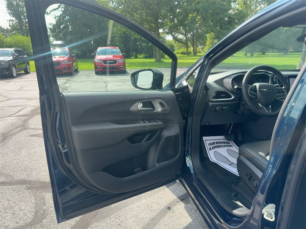 2025 Chrysler Pacifica photo 2