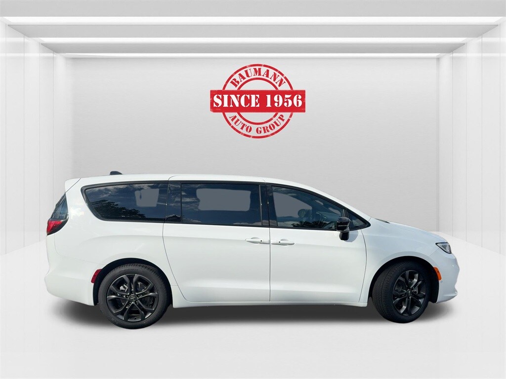 2026 Chrysler Pacifica photo 4