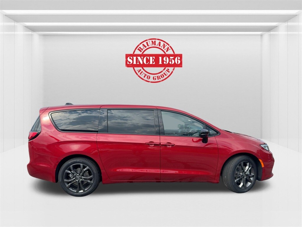 2026 Chrysler Pacifica photo 3