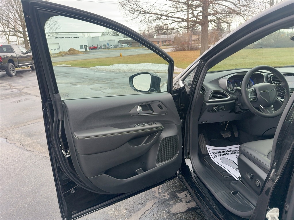 New 2026 Chrysler Pacifica SELECT Passenger Van