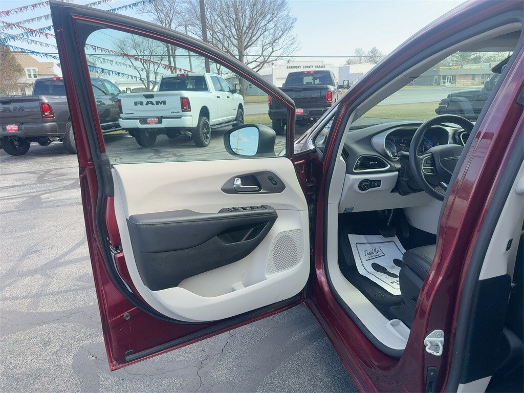 Used 2023 Chrysler Pacifica Touring L Minivan/Van