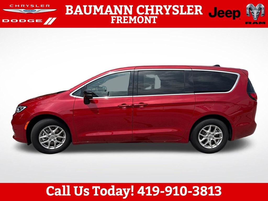 Used 2025 Chrysler Pacifica Select Minivan/Van