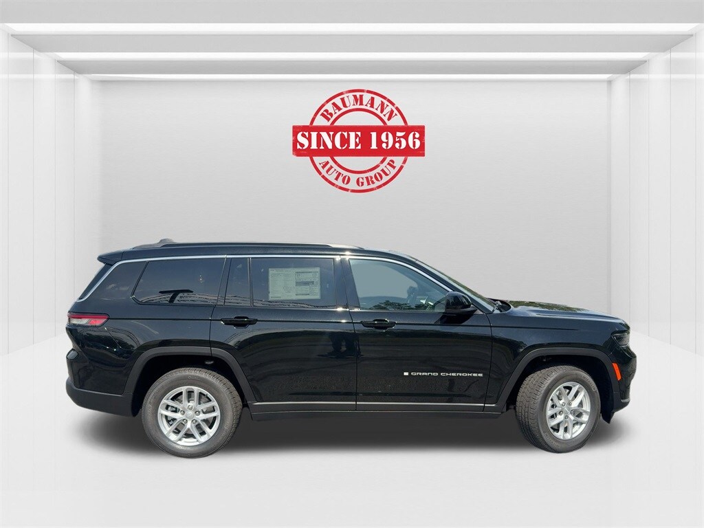2025 Jeep Grand Cherokee Laredo photo 3