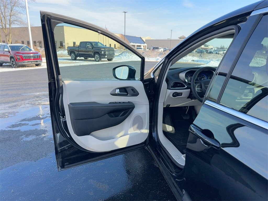 Used 2024 Chrysler Pacifica Touring L