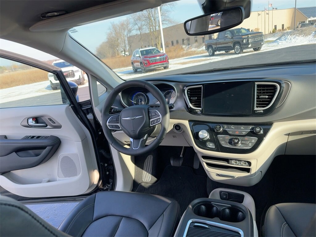 Used 2024 Chrysler Pacifica Touring L