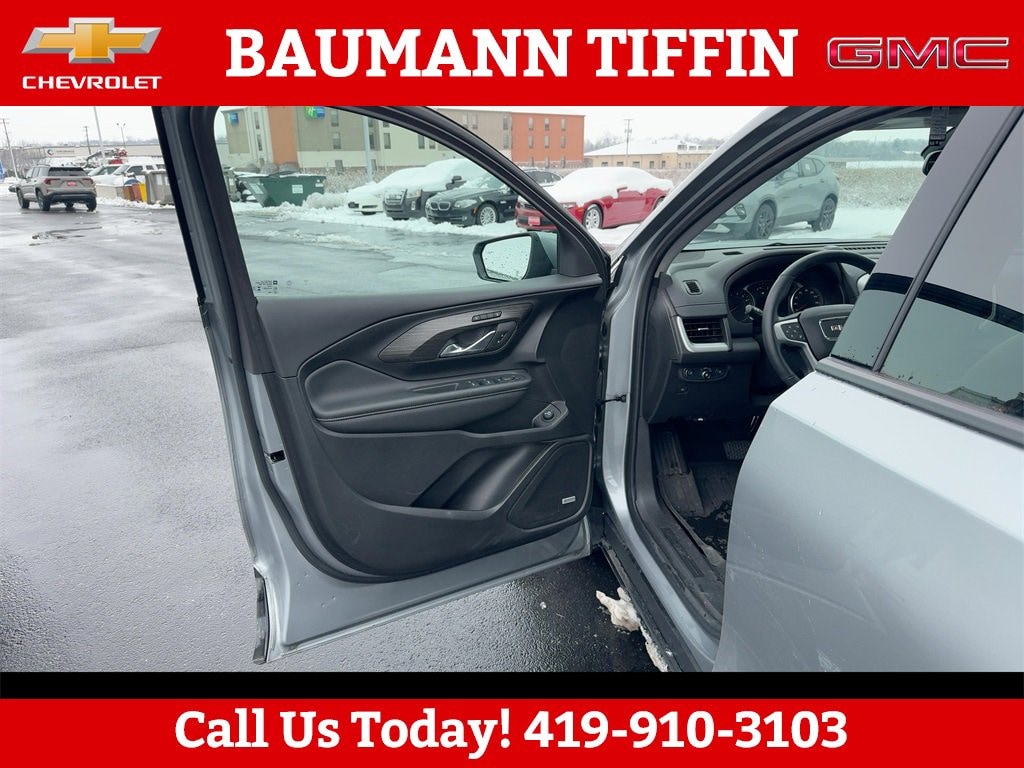 Used 2024 GMC Terrain SLT SUV