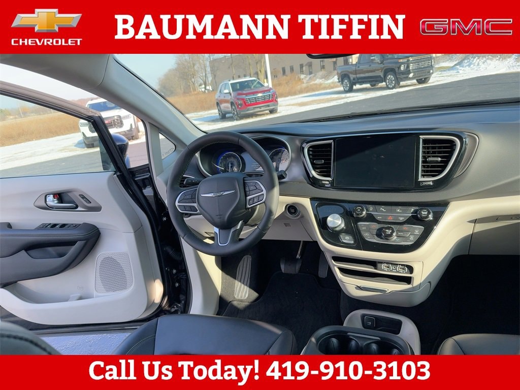 Used 2024 Chrysler Pacifica Touring L