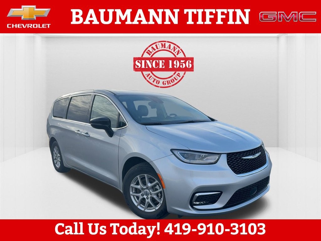 2024 Chrysler Pacifica Touring L's photo