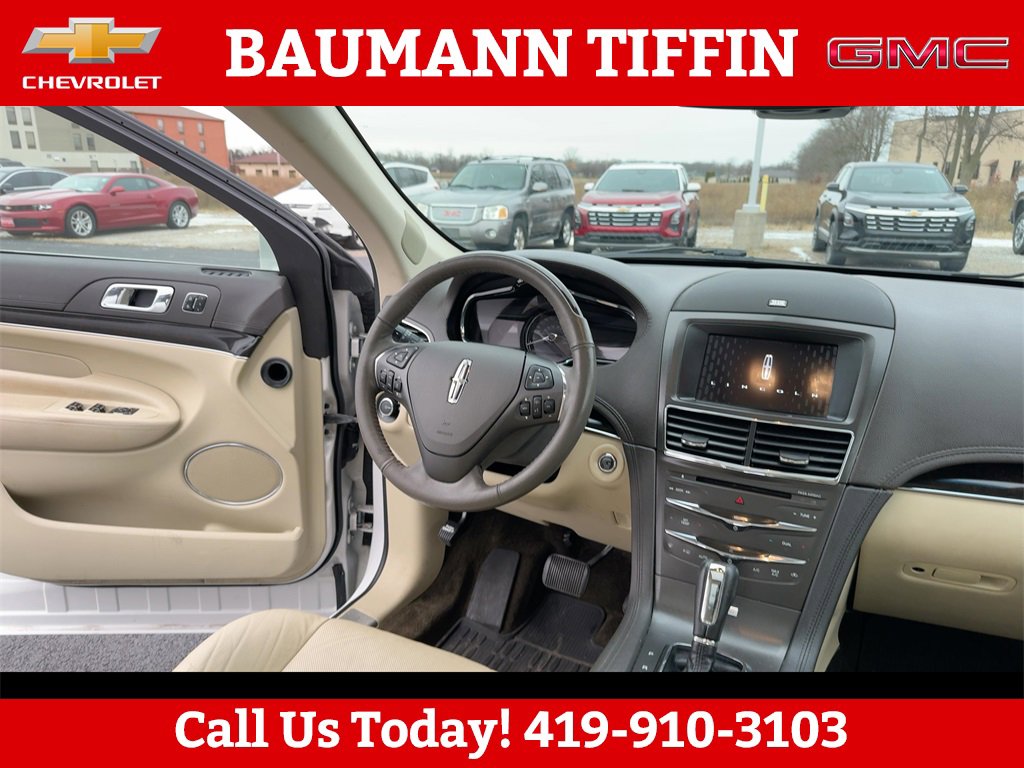 2017 Lincoln MKT Elite photo 3