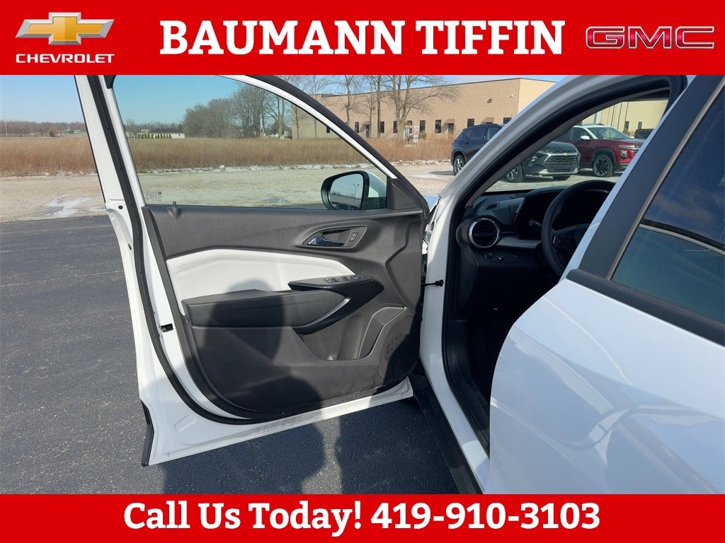 Used 2025 Chevrolet Trax LT SUV