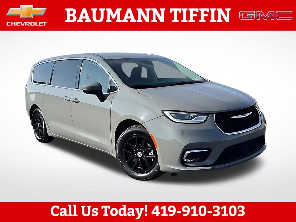 2023 Chrysler Pacifica Touring L's photo