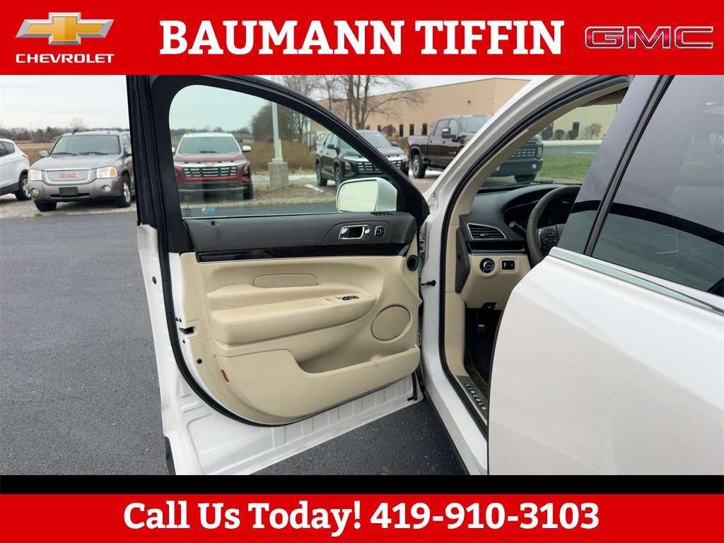 2017 Lincoln MKT Elite photo 2