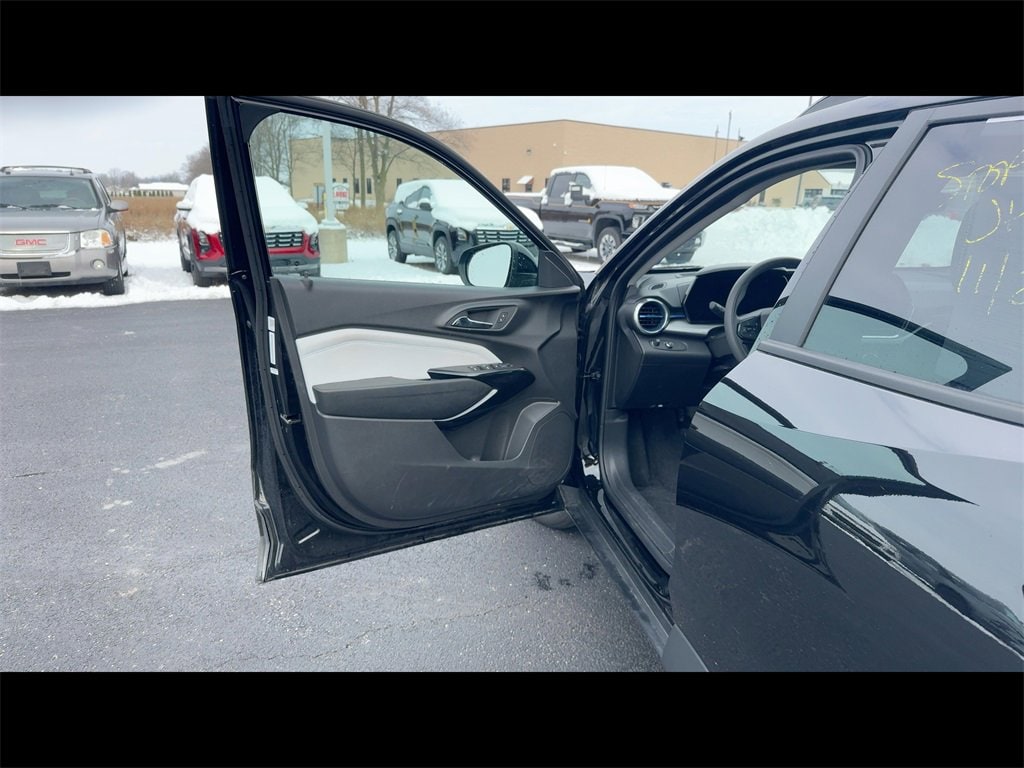 Used 2025 Chevrolet Trax LT SUV