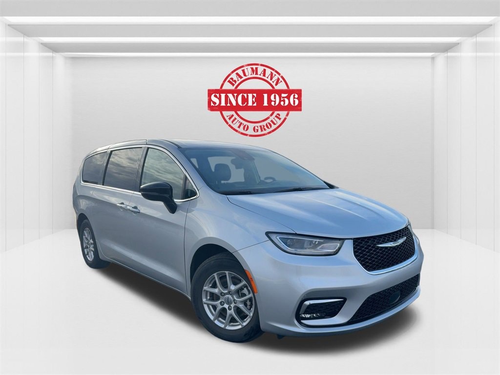 2024 Chrysler Pacifica Touring L's photo