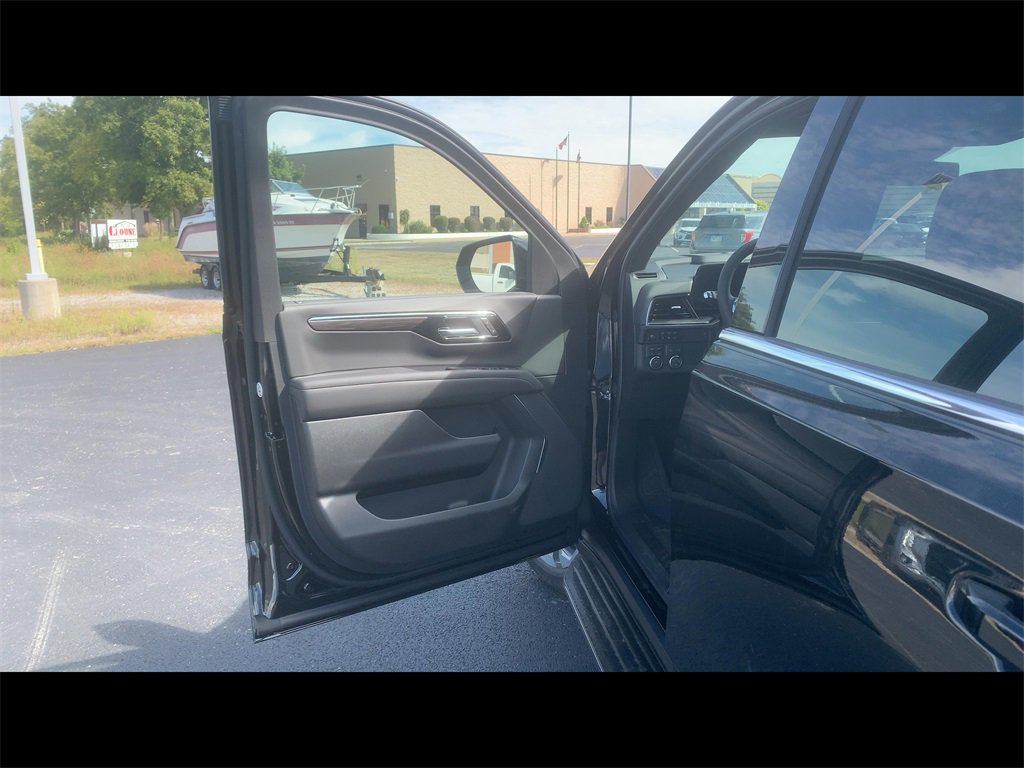 2025 Chevrolet Tahoe LS photo 2