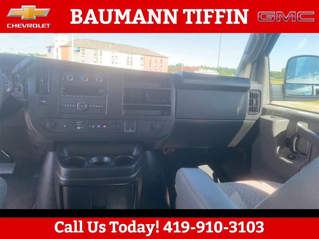 2024 Chevrolet Express Passenger LT - Photo 31