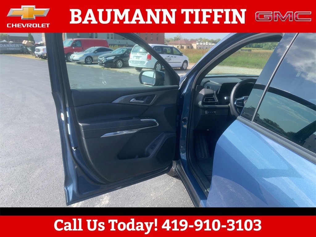 Used 2025 Chevrolet Traverse LT SUV