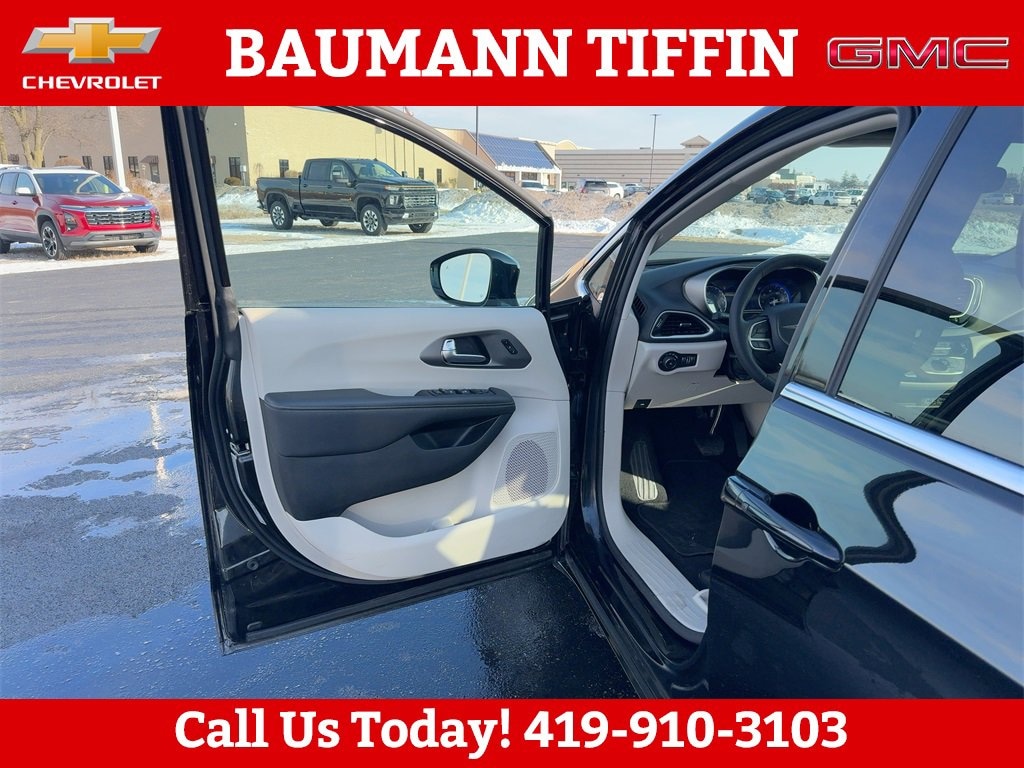 Used 2024 Chrysler Pacifica Touring L