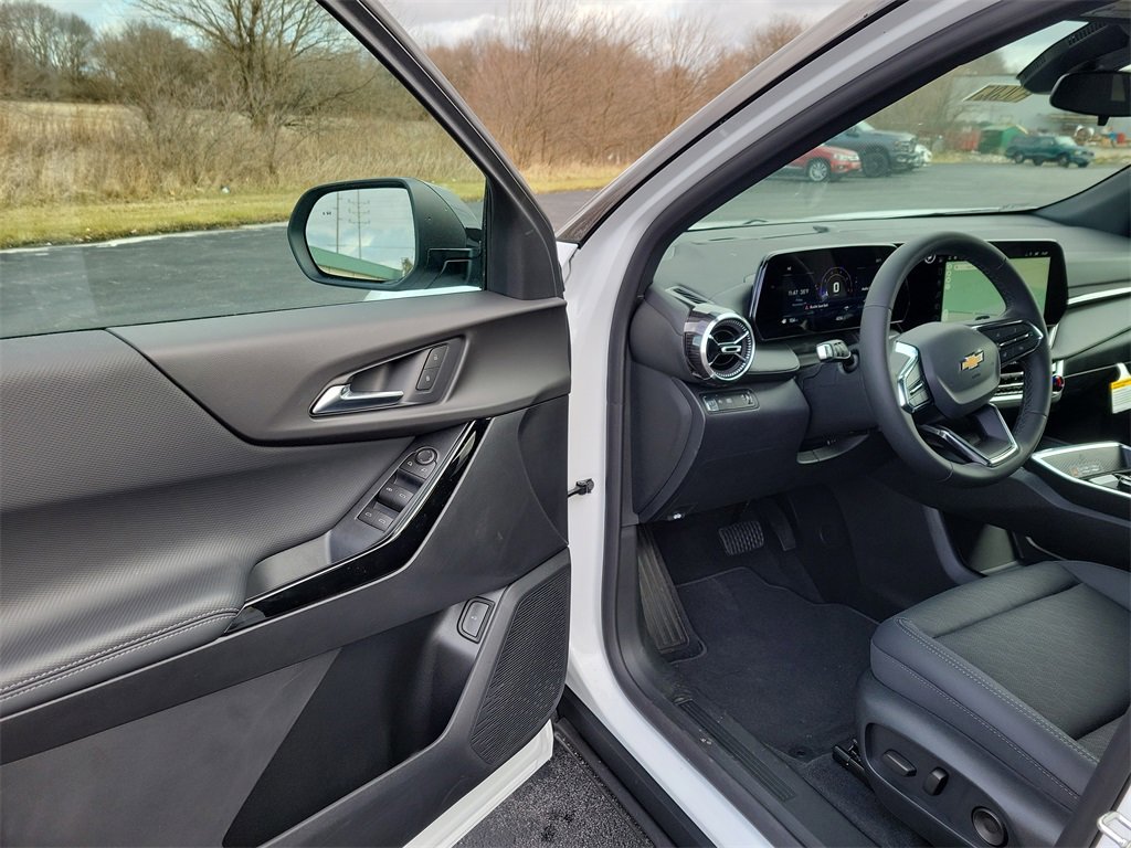 2026 Chevrolet Equinox LT photo 2