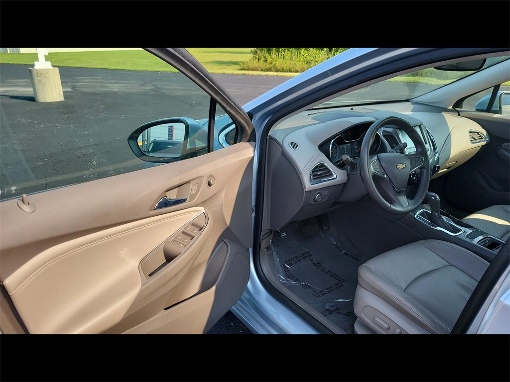 2018 Chevrolet Cruze Premier photo 2