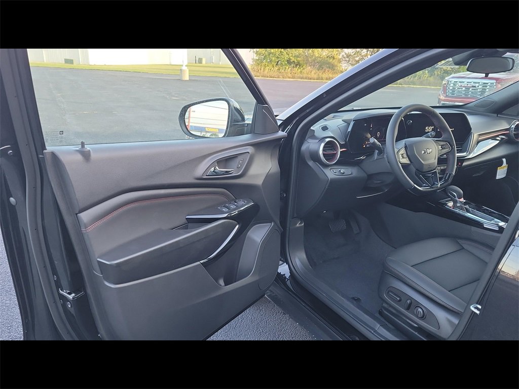2025 Chevrolet Trax photo 2