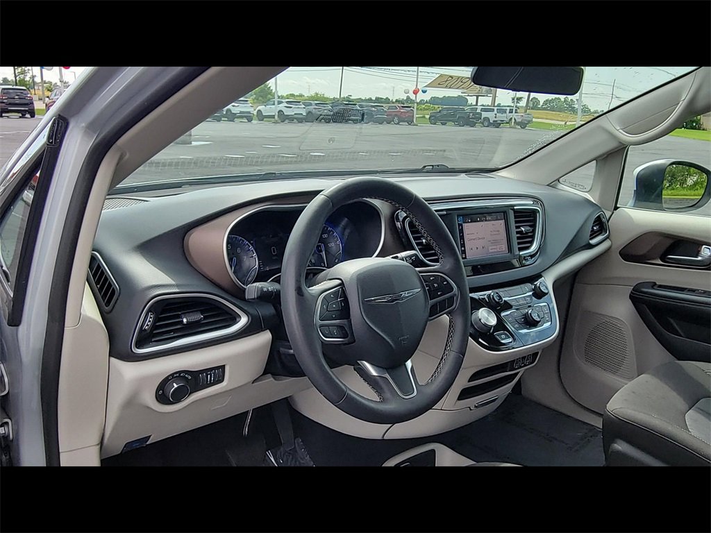 2022 Chrysler Voyager LX photo 3