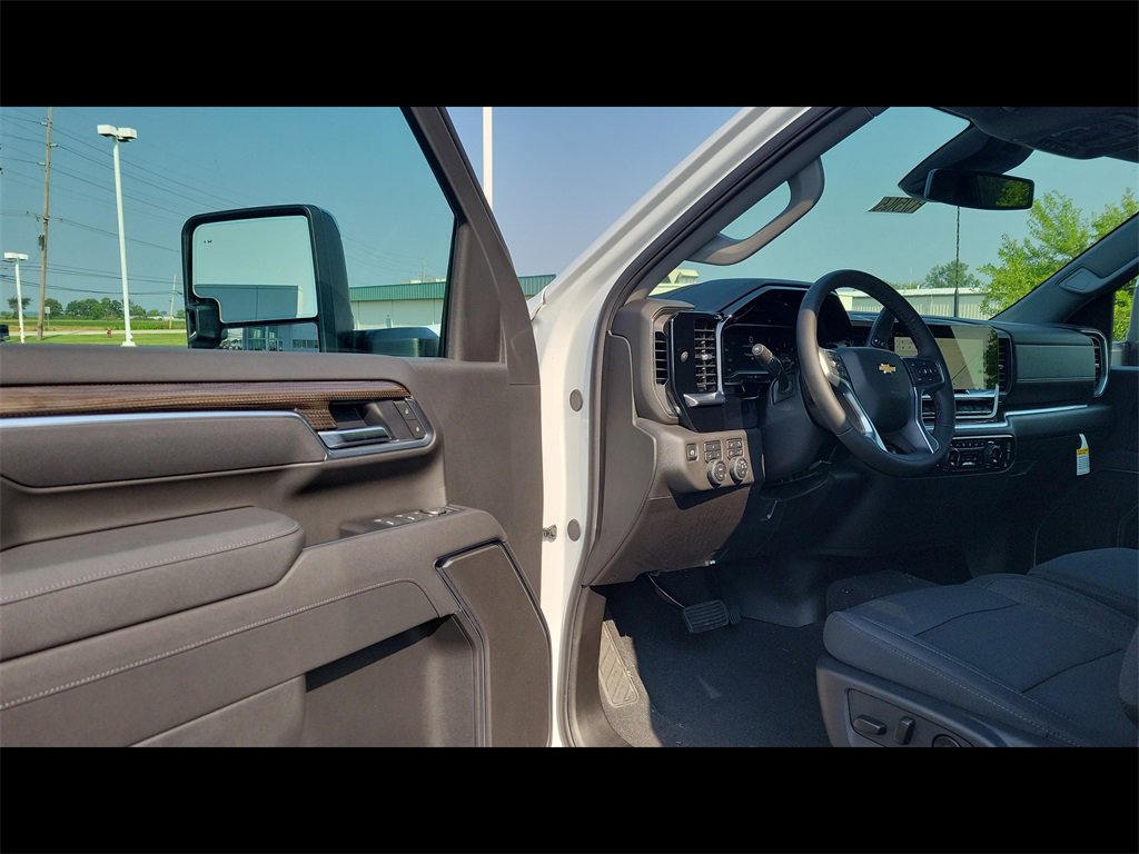 2025 Chevrolet Silverado 2500HD LT photo 2