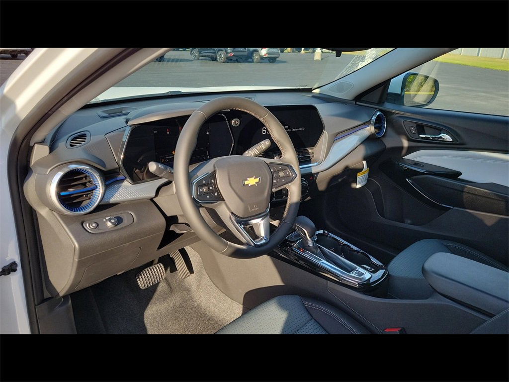 2025 Chevrolet Trax LT photo 3