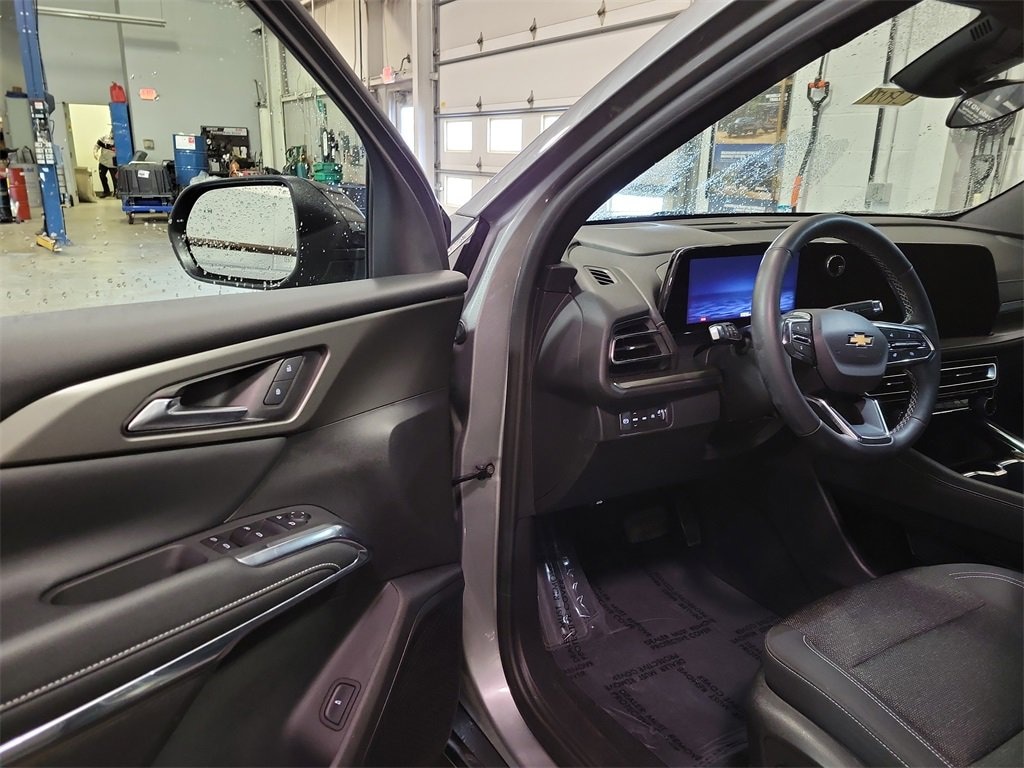 Used 2025 Chevrolet Traverse LT SUV