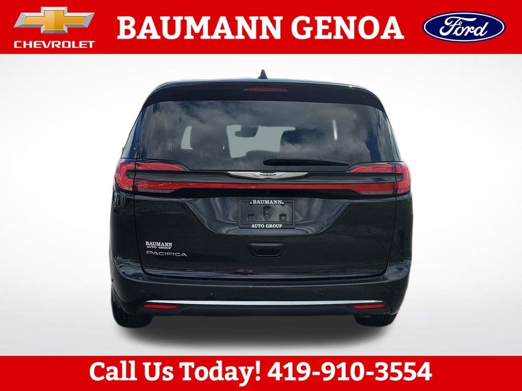 Used 2025 Chrysler Pacifica Select