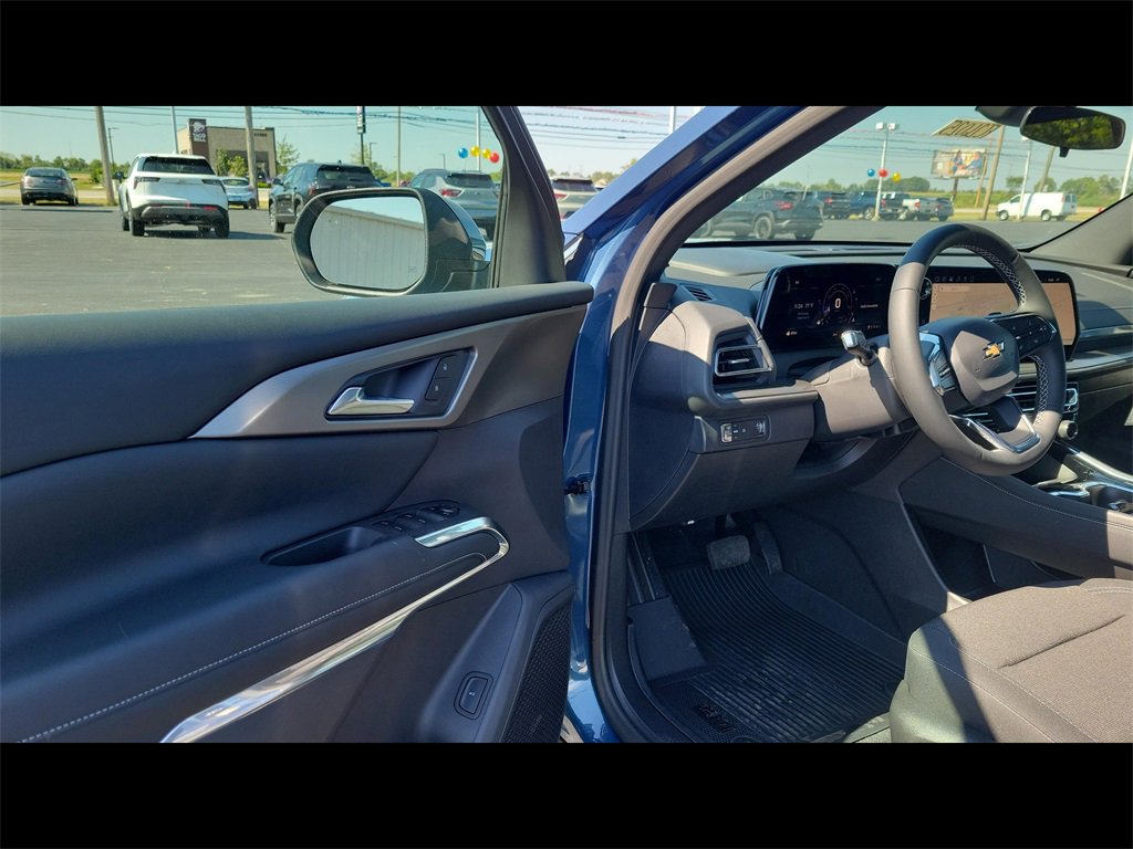2026 Chevrolet Traverse photo 2