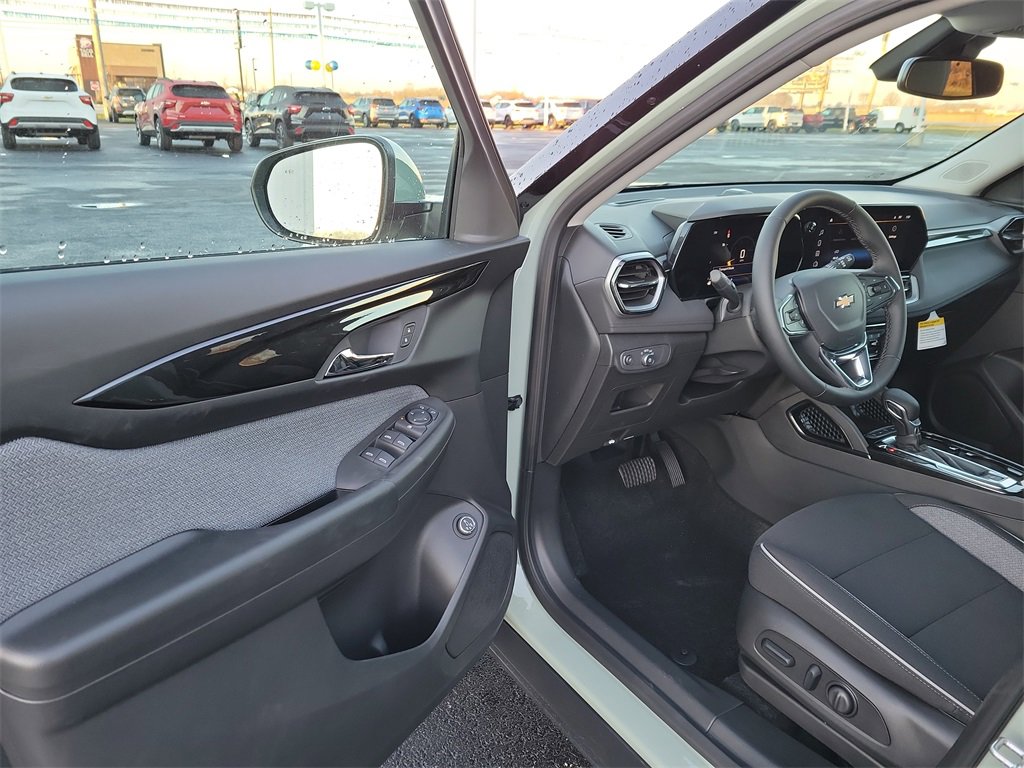 2026 Chevrolet Trailblazer LT photo 2